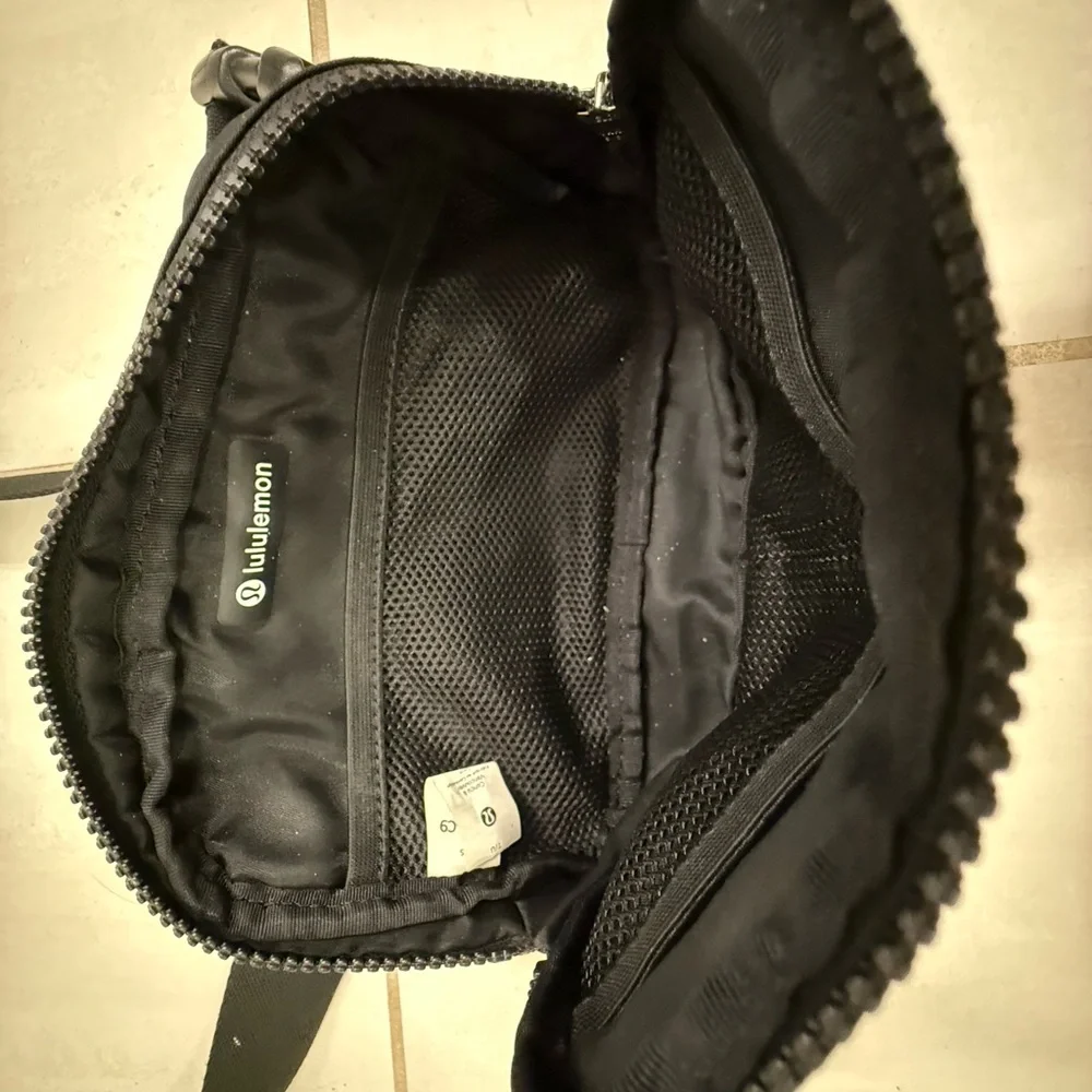 lululemon athletica Black Crossbody Bag - Picture 5 of 6